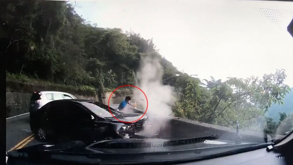 范男（紅圈）自撞護欄後，下車竟是跳下一旁邊坡逃逸。民眾提供