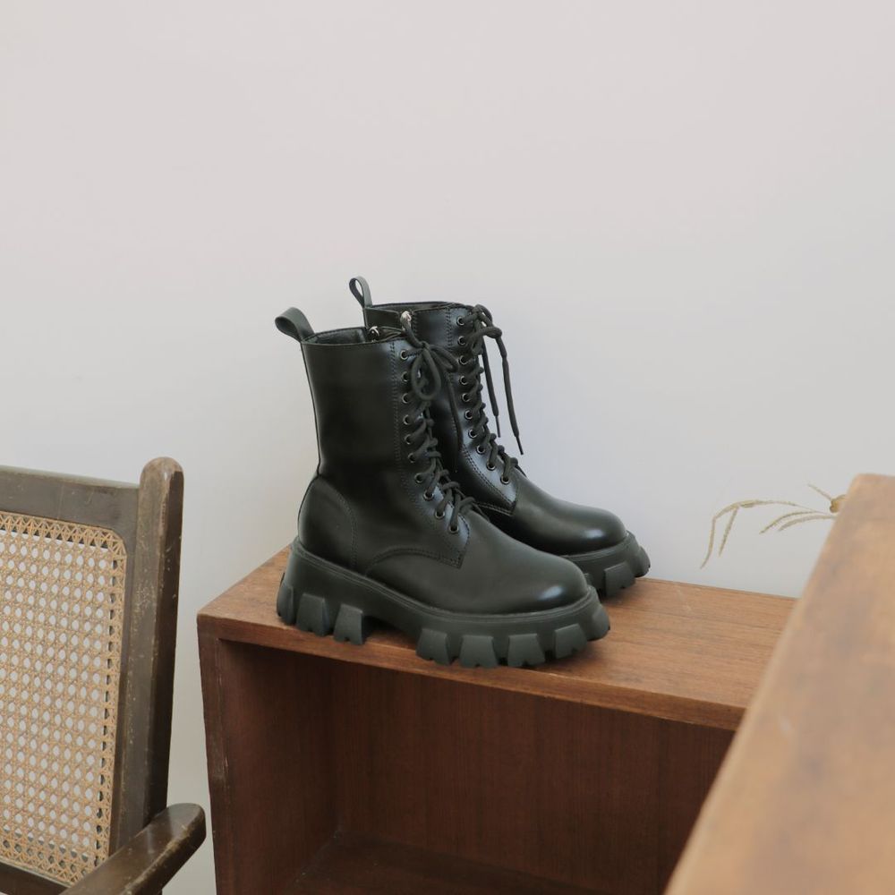 IG口碑款「轻量绑带中筒锯齿靴」。业者提供