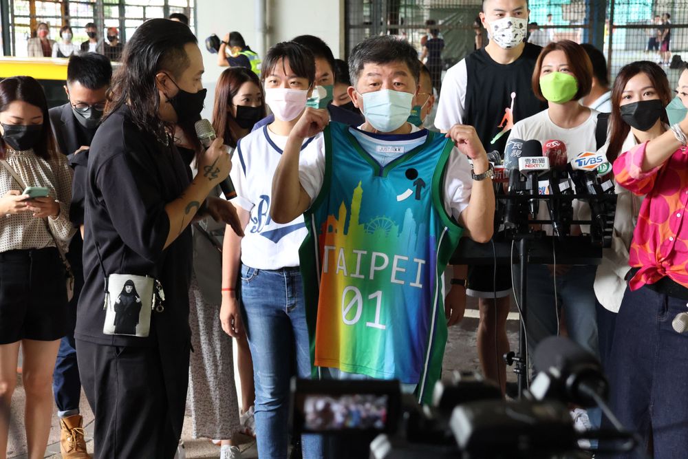 陳時中今在新生高架橋下球場旁接受聯訪。莊宗達攝