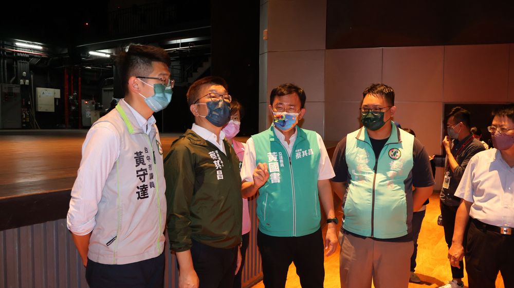 蔡其昌與地方民代會勘中興堂。鮮明攝