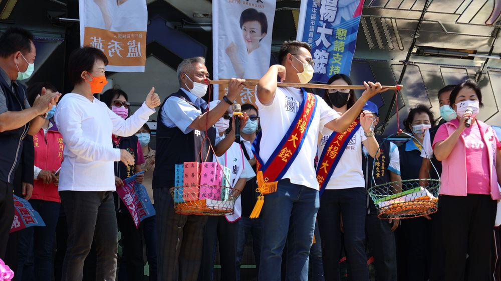 在盧秀燕的見證下，市議員楊正中將擔子交給兒子楊大鋐。鮮明攝