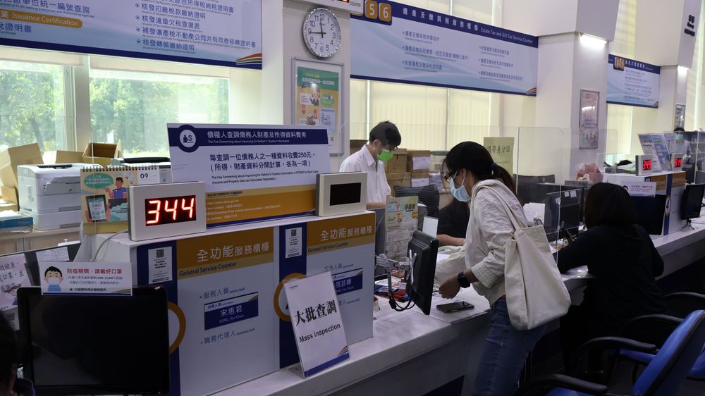 民眾報稅時申報撫養親屬，雙方具有「家長、家屬」關係。鮮明攝