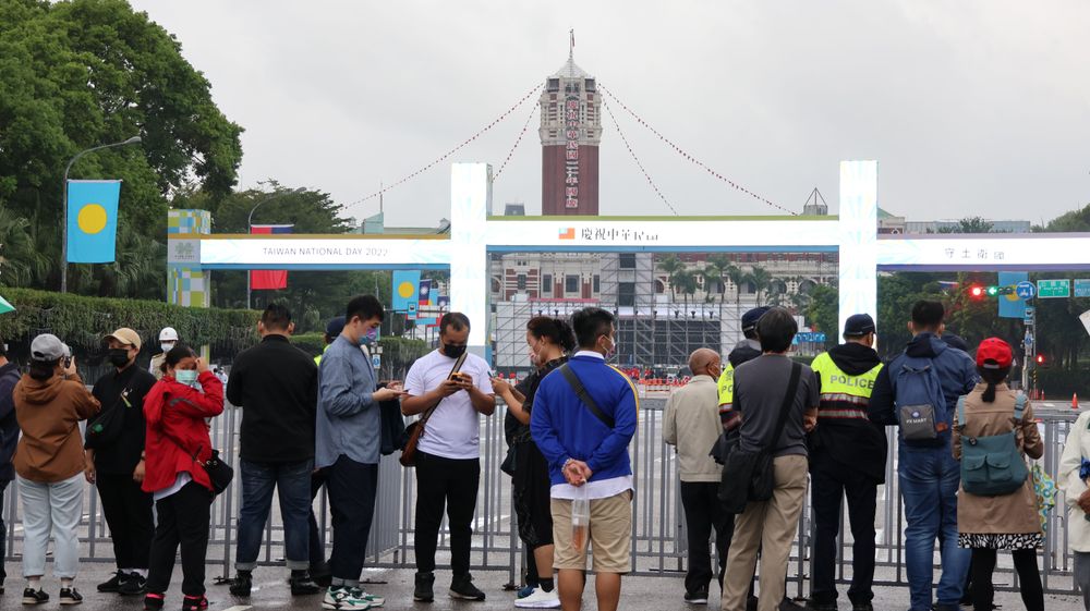 無觀禮證的民眾只能在外圍拍照及觀看。陸運鋒攝