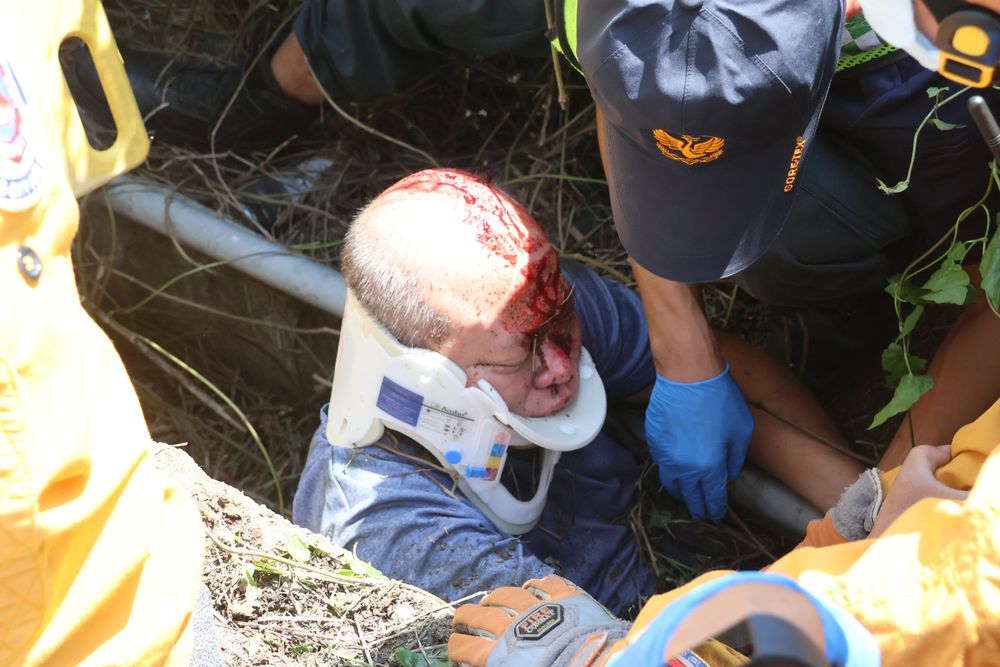 男子頭部流血。張喆喜攝