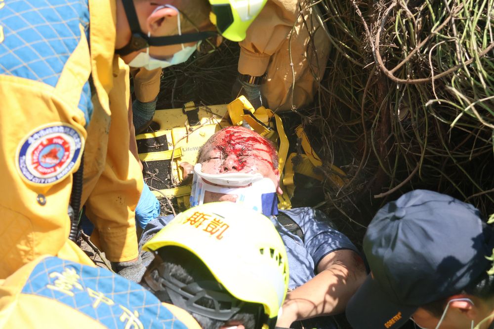 男子所幸還有氣息，救護員將他搬上擔架準備送醫。張喆喜攝