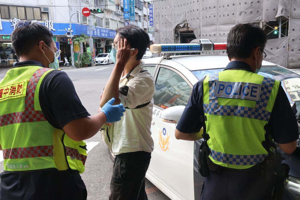 林姓外送哥頭痛準備送醫。張喆喜攝