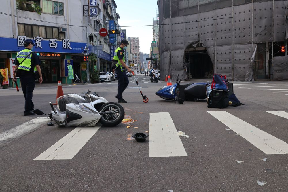 員警用交通錐圍住事故現場，並聯絡環保局來清除路面。張喆喜攝