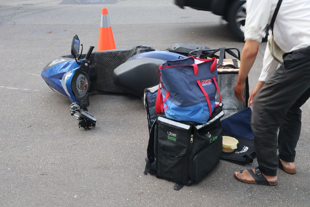 林姓外送哥收拾車內物品準備就醫包紮。張喆喜攝