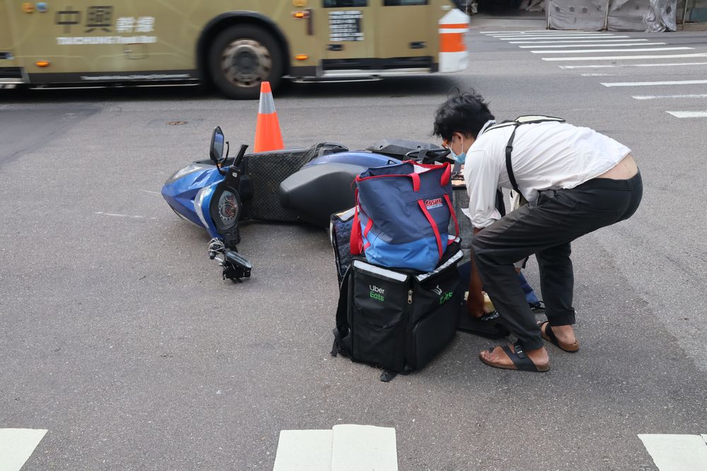 外送哥很不滿後方騎士沒有注意車前狀況。張喆喜攝