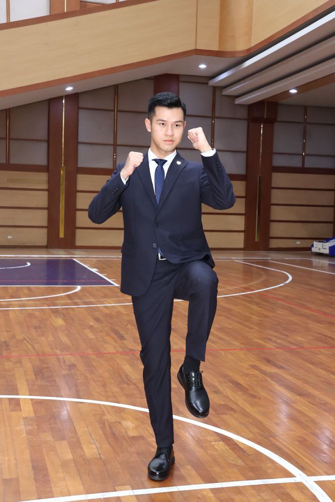 溫光祥首次參與國慶禮賓，精通多種語言且會泰拳。趙世平攝