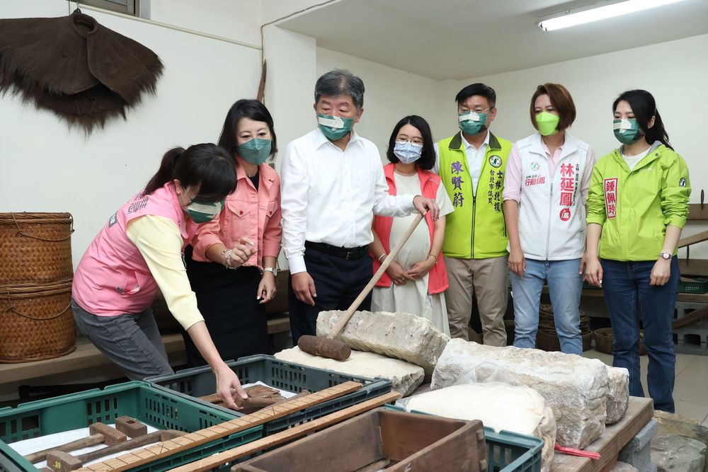 陳時中出席北投慈生宮參香暨唭哩岸打石文化導覽體驗。趙世平攝