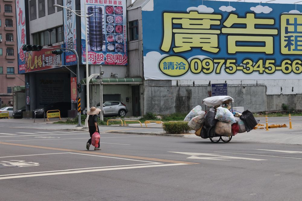 老婦人無視用路人安全，我行我素。張喆喜攝