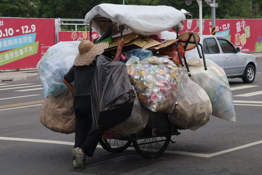 老婦人撿來的資源回收物準備拿去變賣，堆疊到遮住視線。張喆喜攝