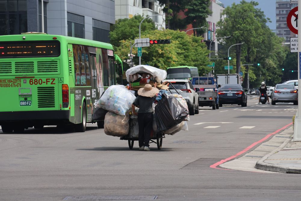 大小車輛穿梭不停，老婦處境險象環生。張喆喜攝