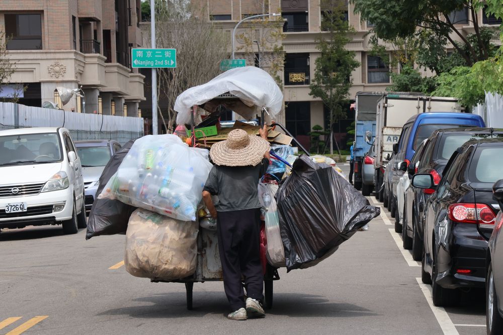 記者沿路觀察動態。張喆喜攝
