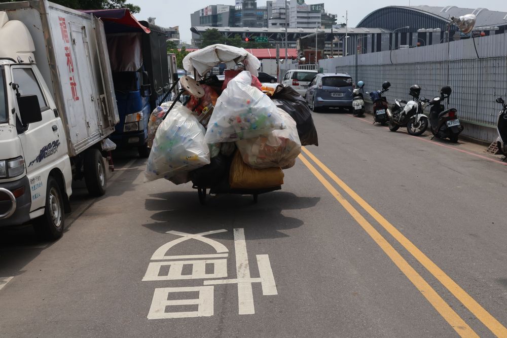 宛如一座垃圾山在路上緩慢移動。張喆喜攝