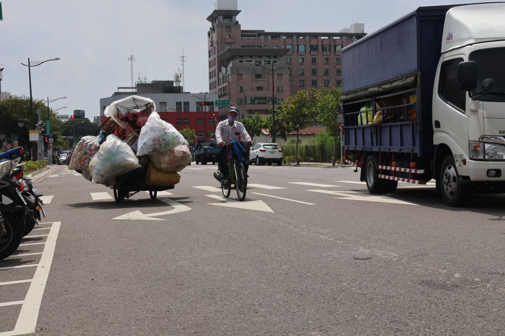 路人閃避老婦。張喆喜攝