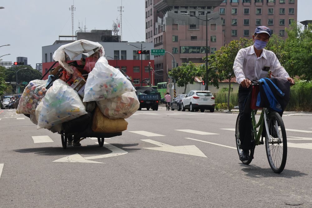 路人放慢車速通過。張喆喜攝