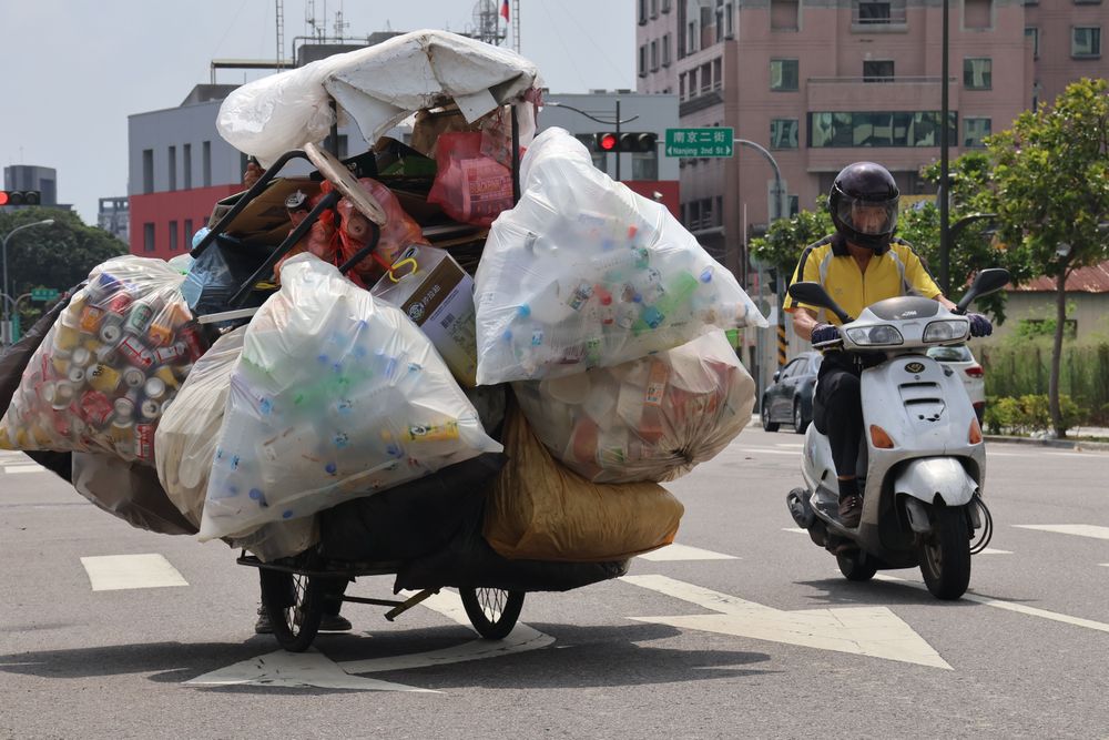 老婦盲推過程，騎士也得閃避她。張喆喜攝