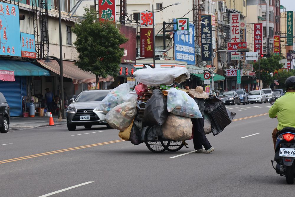 老婦突然大迴轉穿越馬路，後方車輛停下讓她通過。張喆喜攝