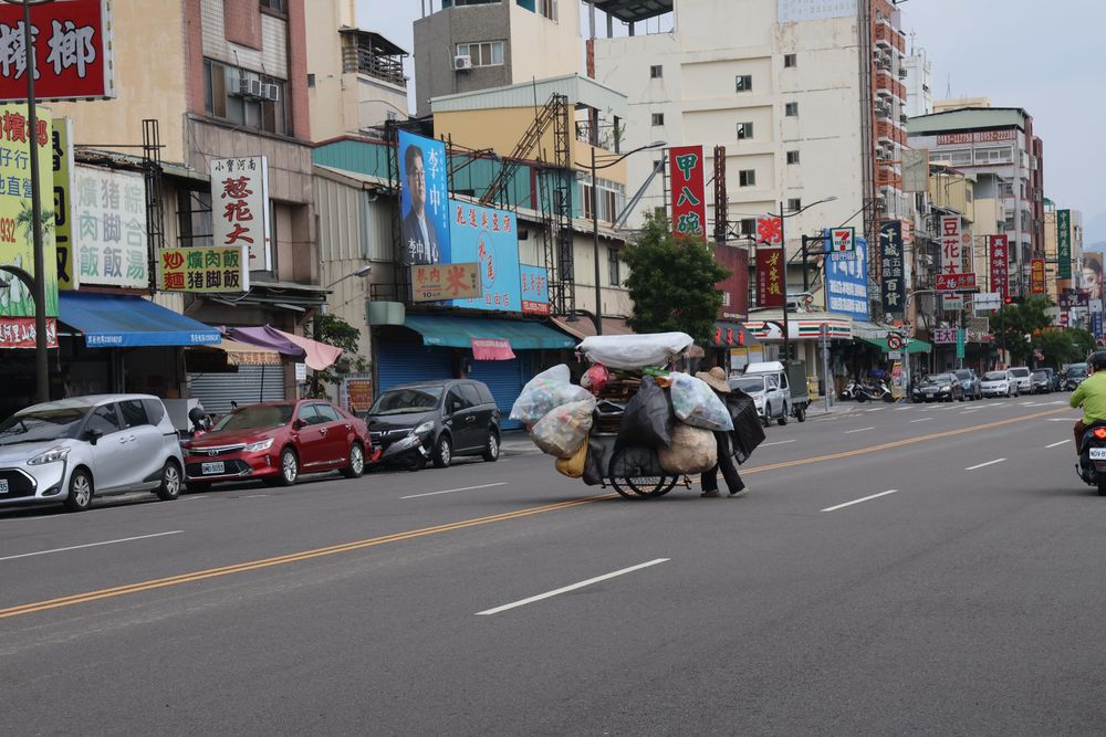 老婦盲推500公尺遠來到一處資源回收場。張喆喜攝