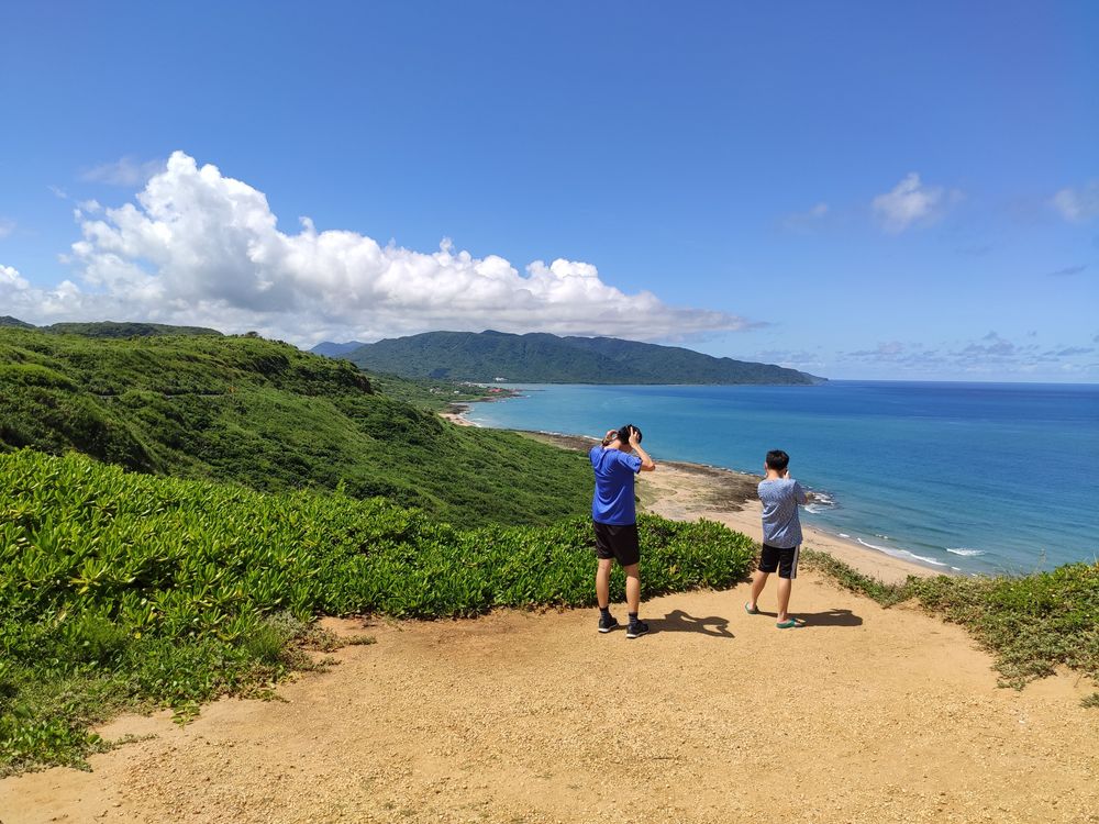 龍磐到風吹砂的海岸線相當壯麗。羅琦文攝
