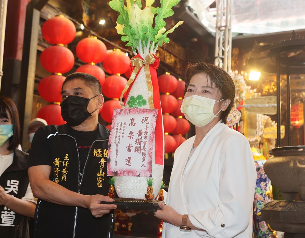 廟方祝賀黃珊珊(右)高票當選。翁玉信攝