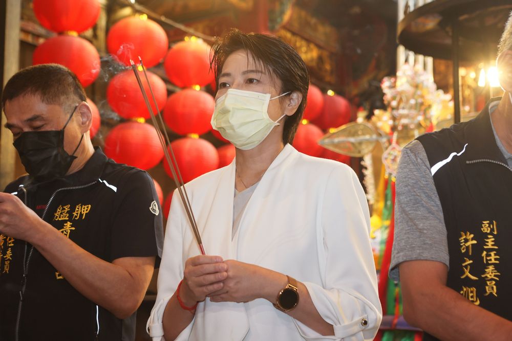 黃珊珊(中)說,今天是正式參選後來跟王爺報告。翁玉信攝