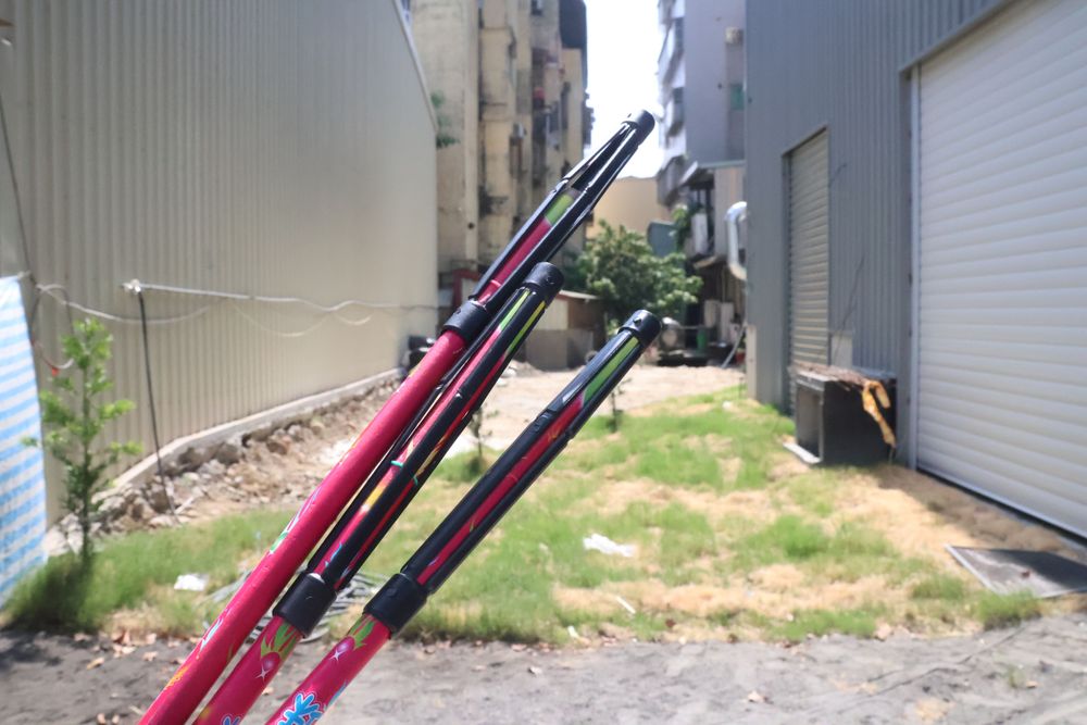 男子無故朝空地發射爆竹，事後棄置爆竹於路邊。張喆喜攝