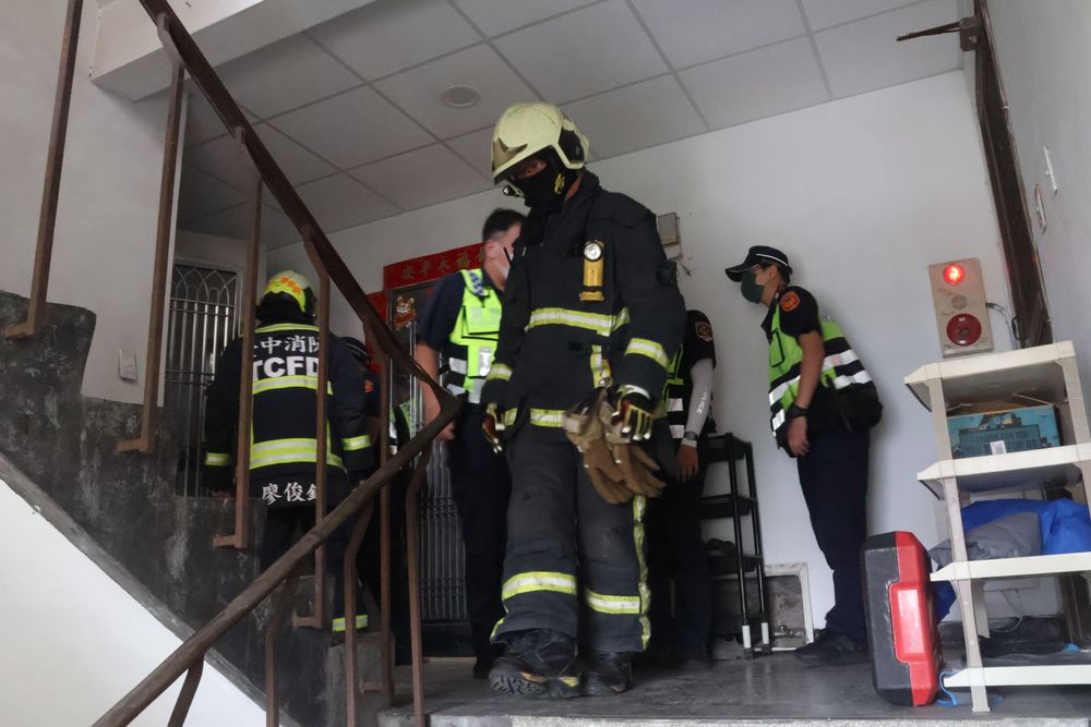 警消到場準備破門進入查看。張喆喜攝