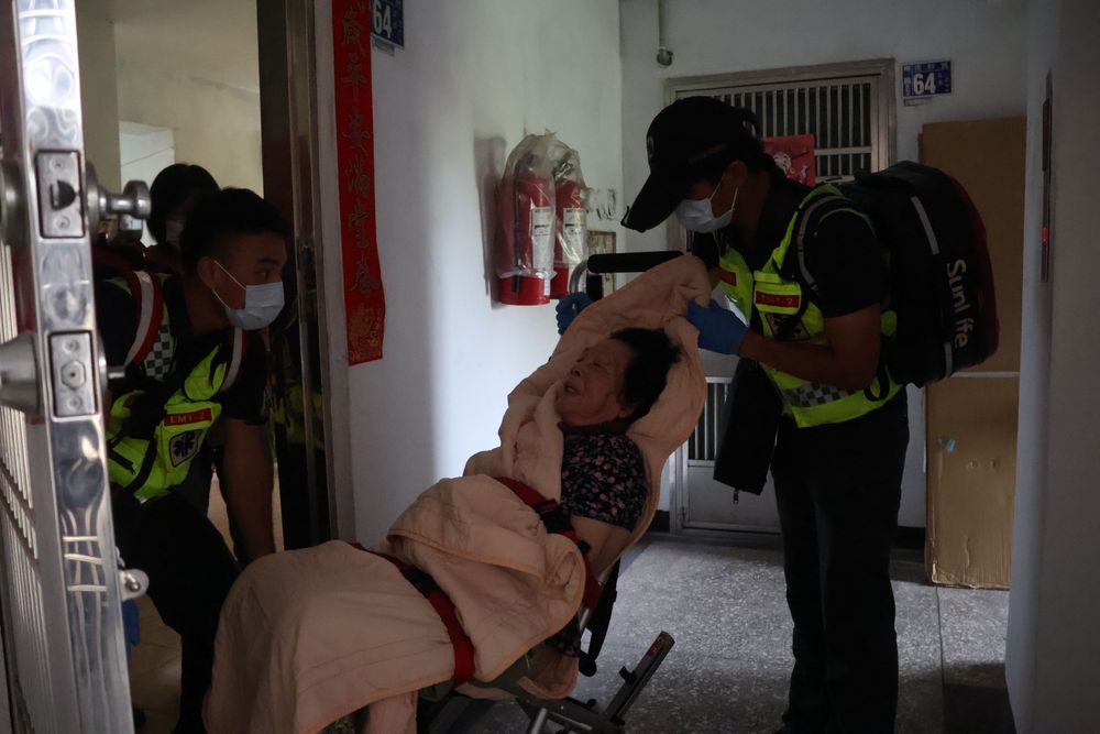 94歲張曾姓老婦原定今天要參加里辦的課程，屆時無故缺席，機警社工察覺有異趕緊通報警消到家中查看，破門進入發現她因年事已高行動不變，摔倒在床下無法站起，所幸及時發現順利救出。張喆喜攝