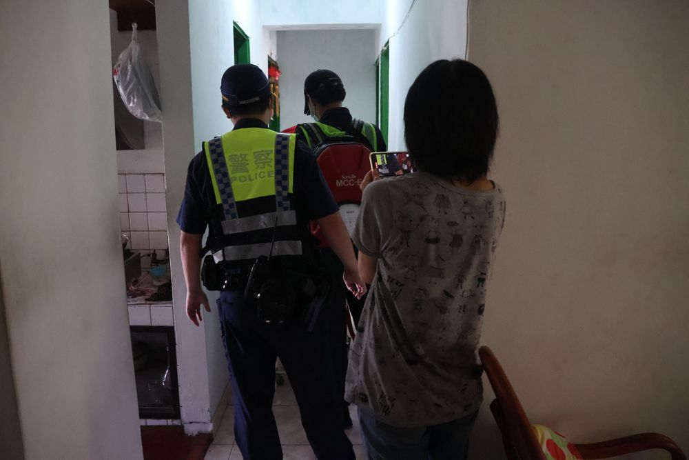 警消發現老婦摔倒跌坐在房間內，所幸無礙。張喆喜攝