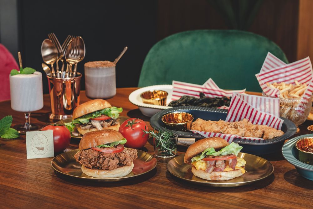 人氣餐點漢堡，最大賣點是漢堡肉排使用100%原塊肉來製作，絕非修掉不用的邊角肉。業者提供