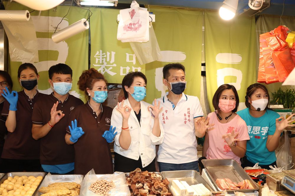 黃珊珊率民眾黨小雞走訪北投市場。趙世平攝