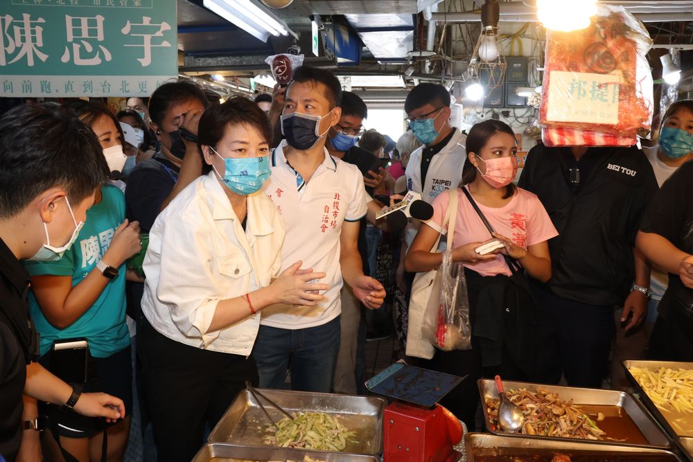黃珊珊率民眾黨小雞走訪北投市場。趙世平攝