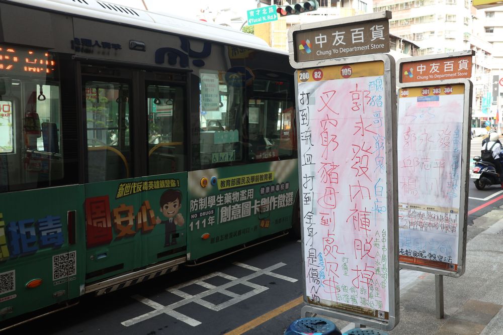 民眾在此搭乘公車，無法參考招牌上的路線圖。張喆喜攝