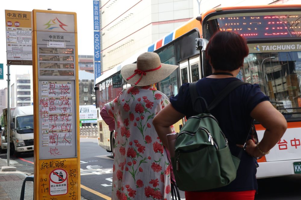 搭車民眾表示這些字體看了很礙眼。張喆喜攝