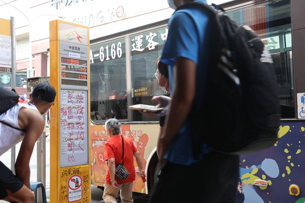 外籍遊客一頭霧水。張喆喜攝