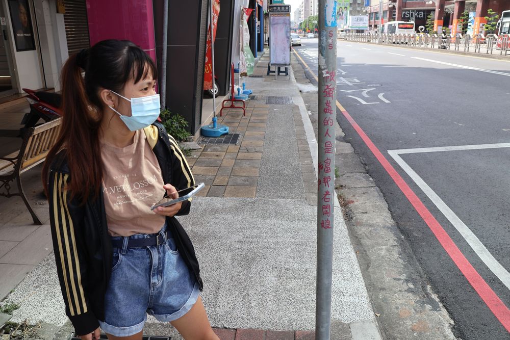 就連鐵桿也不放過，被寫上不雅字眼。張喆喜攝