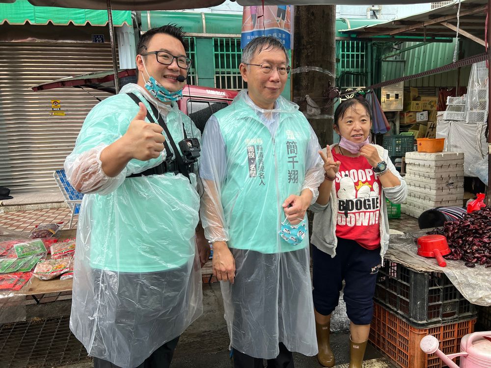 柯文者與簡千翔今日上午徒步掃街，不少支持者簇擁搶合照。田兆緯攝
