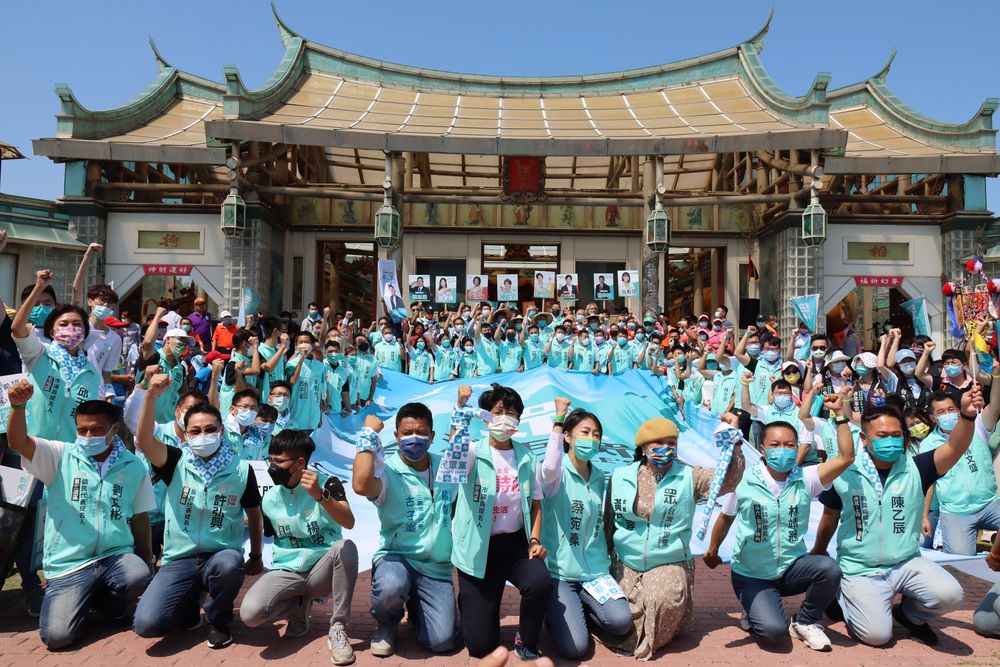 台灣民眾黨全台參選人在彰化鹿港台灣玻璃廟宣誓乾淨選舉。民眾黨提供