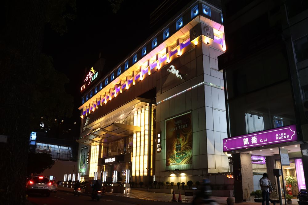 金錢豹酒店位在台灣大道旁，入夜燈光閃爍十分耀眼。張喆喜攝