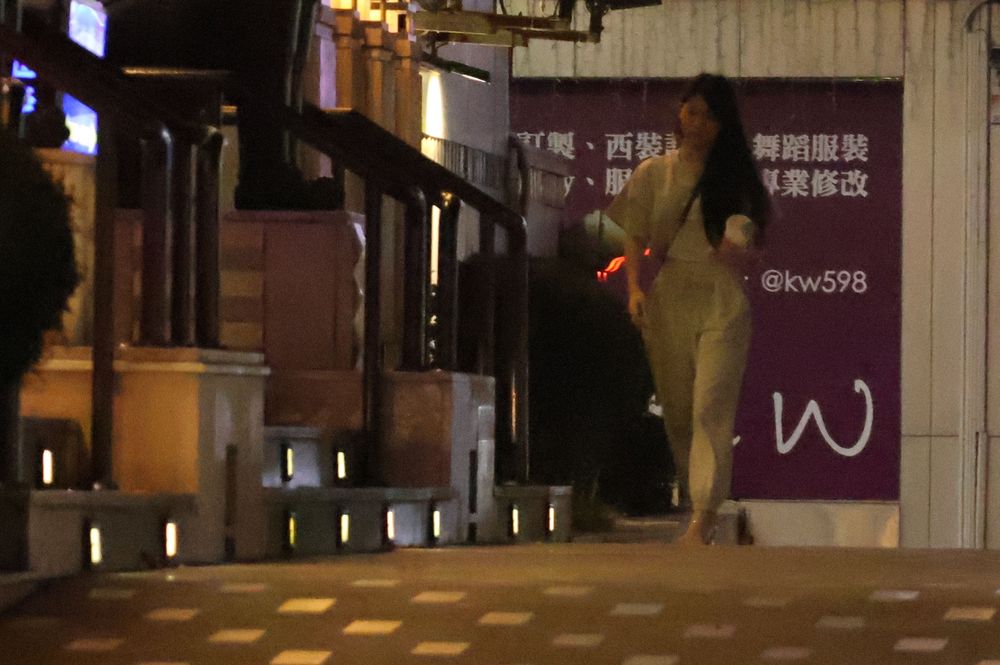 小姐準備上班。張喆喜攝