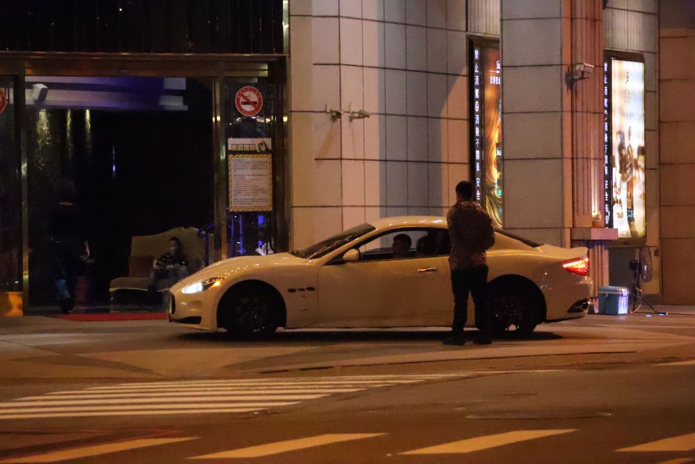 海八夜夜笙歌，名車和美人不能少。張喆喜攝