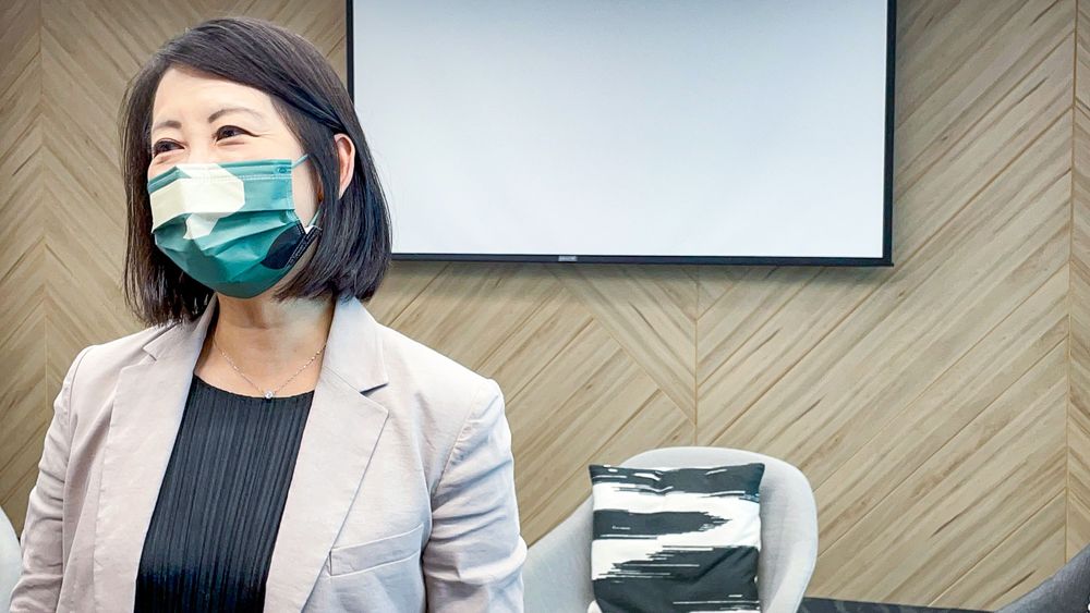 吳思瑤說明後援會誤掛陳時中將選海報事件。賴昀岫攝