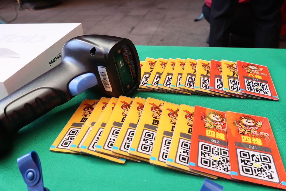 名牌上的QR code可以扫描，让现场指挥官掌握人员讯息。戴之圣摄