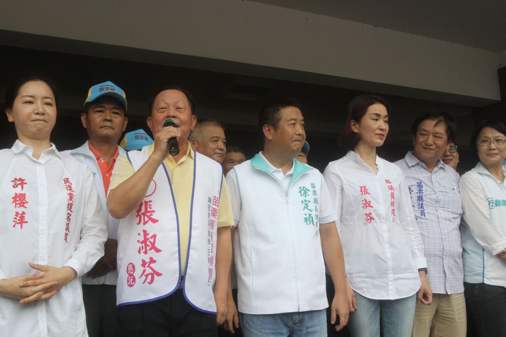 劉政鴻澄清4年前是幫張淑芬站台，恰好遇到民進黨的徐定禎，出現藍綠同框的畫面。資料相片