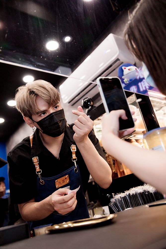 陈零九在自家手摇饮店忙进忙出。NINETEA九茶提供