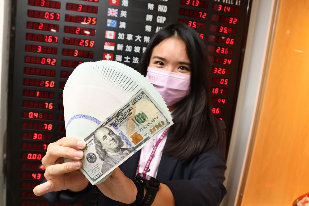 美元飆升，連欠稅民眾被扣押都捨不得。資料照片