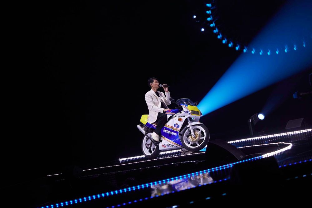 劉德華坐在重機上演唱，帥氣迷人。台灣映藝提供